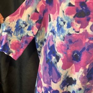 Jones New York Top1/2 Loose Sleeve with Beautiful and Colorful Flowers.